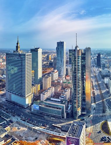 Schöne Drohnen-Panoramaaufnahme der modernen Stadt Warschau.