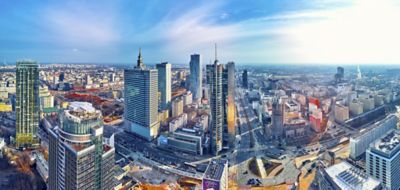 Nádherný panoramatický vzdušný pohled z dronu na moderní město Varšava