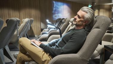 Mężczyzna relaksujący się na fotelu lotniczym w Hygge Lounge na pokładzie promu Stena Line