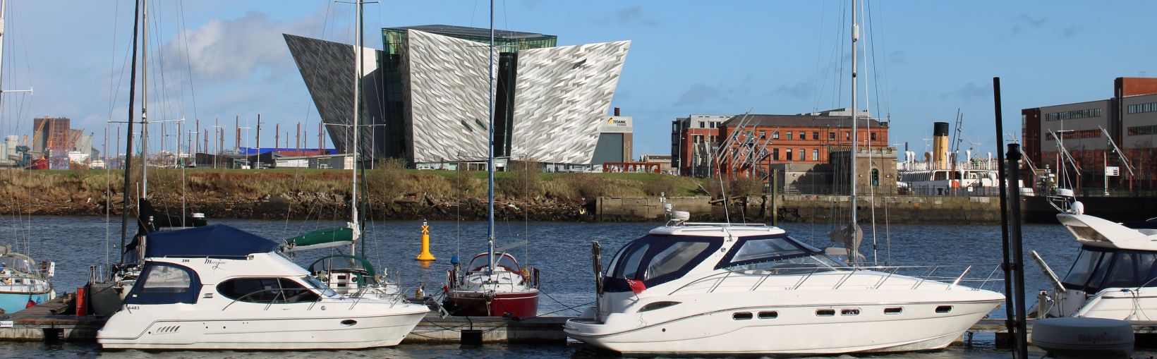 Vue Titanic Belfast Irlande du Nord depuis le quai de l’arène SSE
