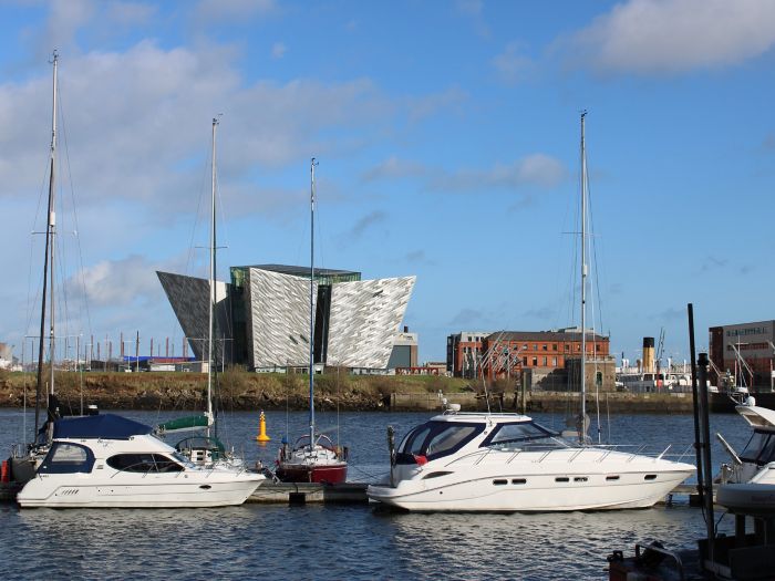 Vue Titanic Belfast Irlande du Nord depuis le quai de l’arène SSE