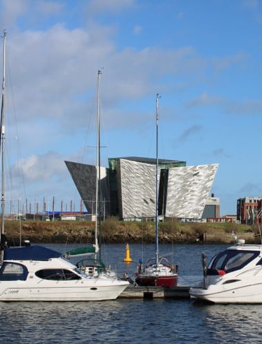 Vue Titanic Belfast Irlande du Nord depuis le quai de l’arène SSE