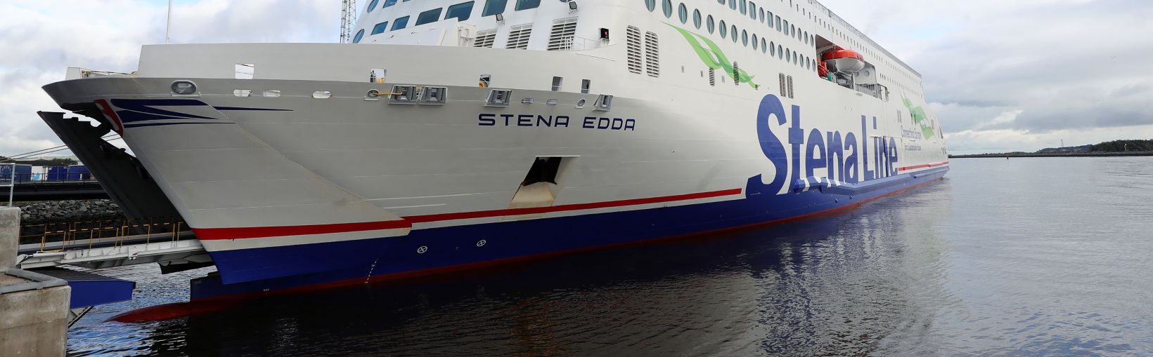 Færgen Stena Edda ligger til kaj i Belfast Havn
