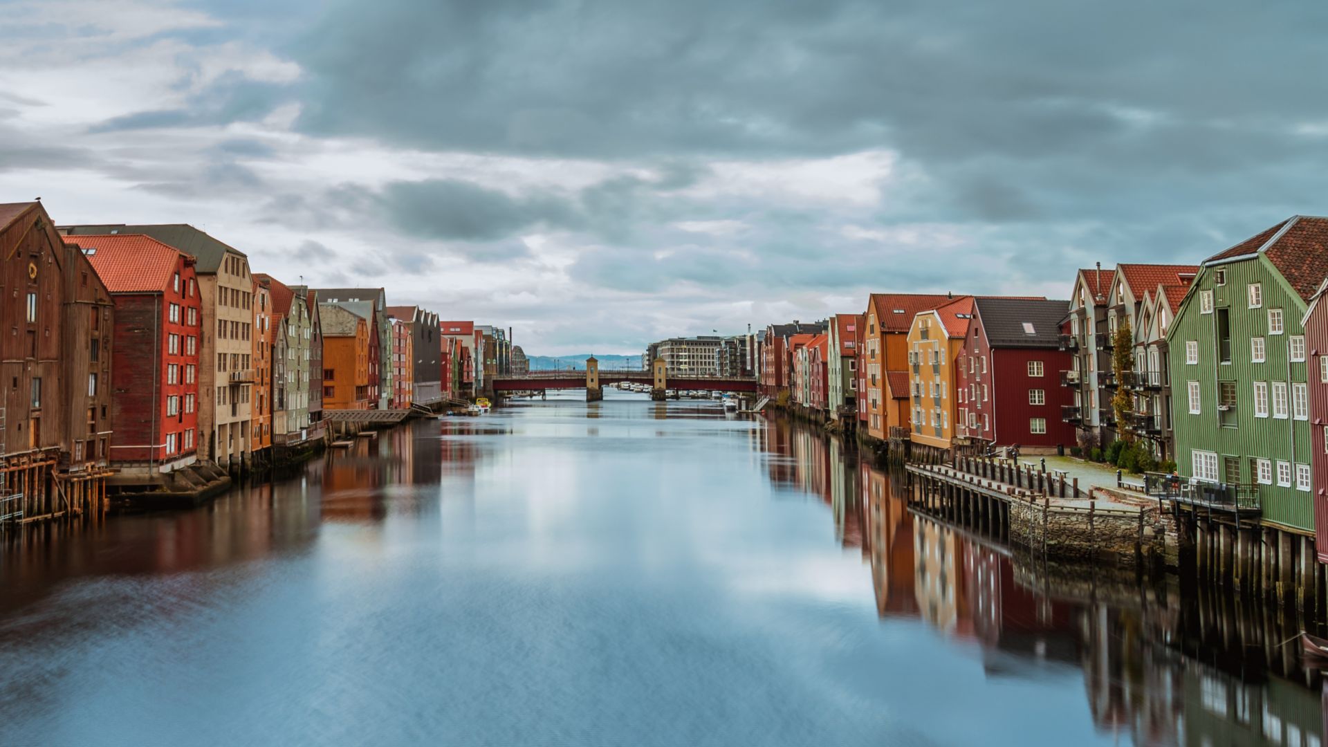 Panoraama värikkäistä rakennuksista kanavan vieressä Trondheimissa