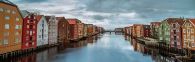 Panoraama värikkäistä rakennuksista kanavan vieressä Trondheimissa