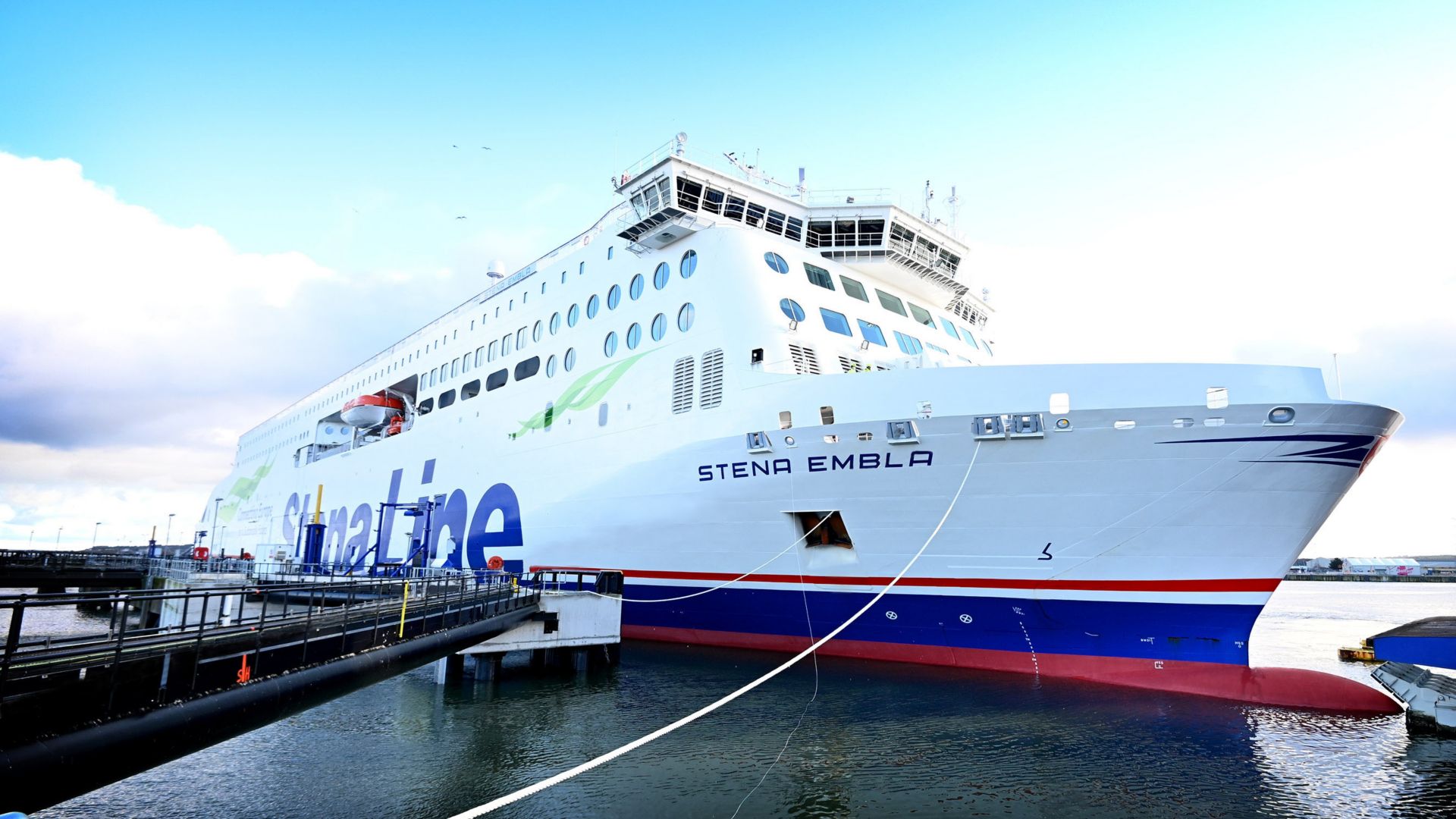 Ferry Stena Embla atracado en el puerto de Liverpool