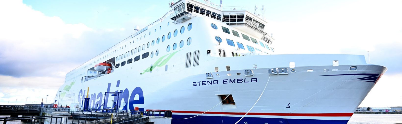 Stena Embla veerboot aangemeerd in de haven van Liverpool