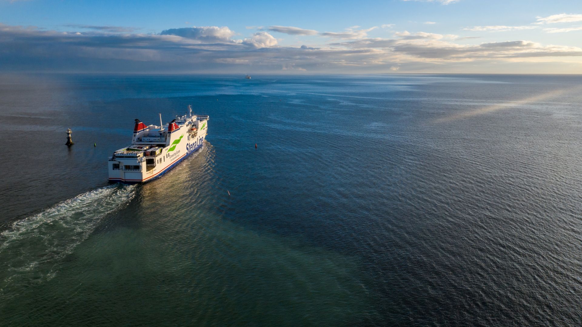 Mecklenburg-Verpommern leaving port