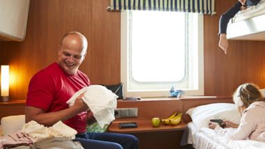 Far og datter slapper af og griner i en budgetkahyt ombord på en Stena Line-færge