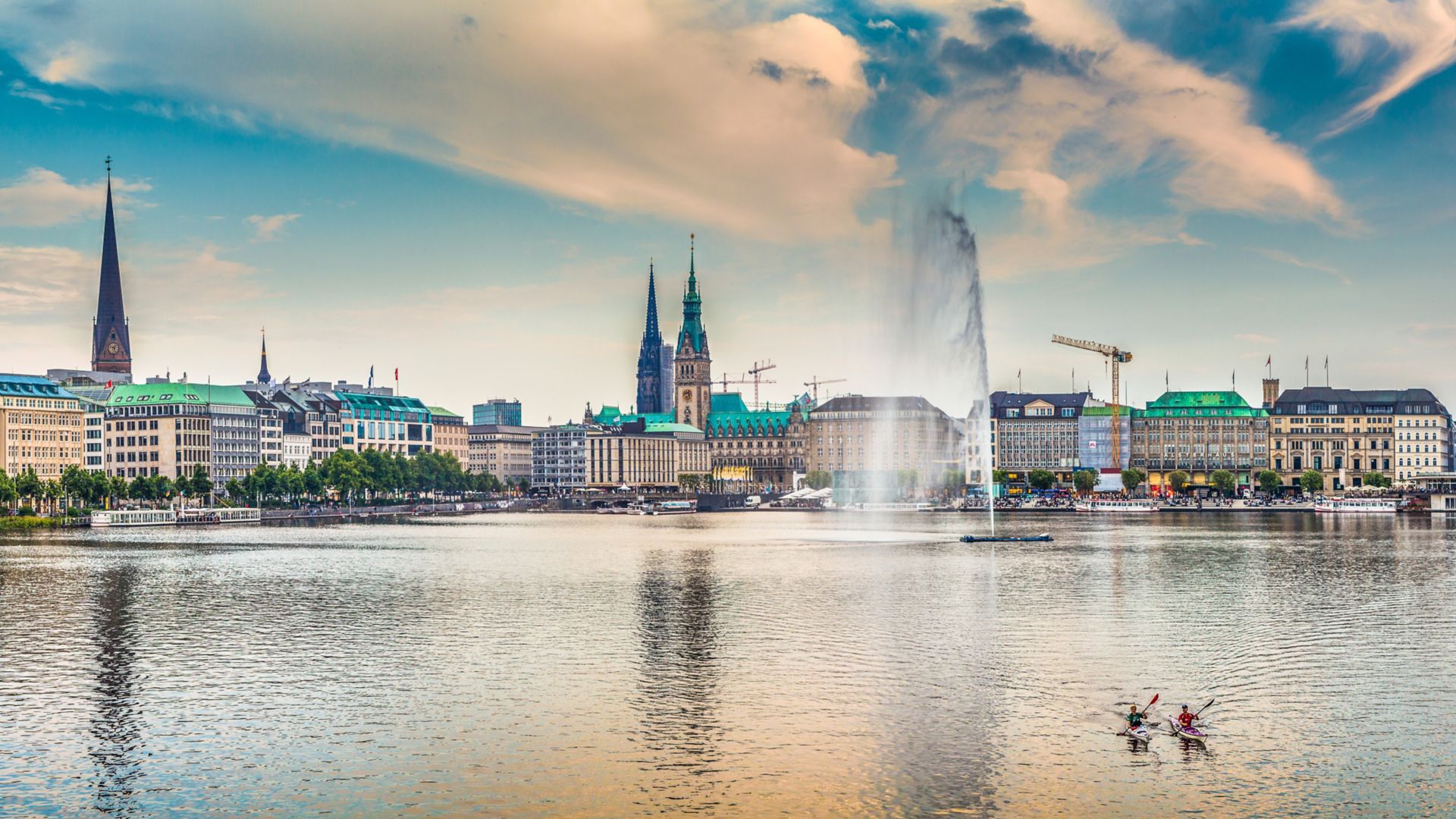 Vue panoramique du coucher de soleil sur Binnenalster (lac Alster intérieur) à Hambourg, en Allemagne