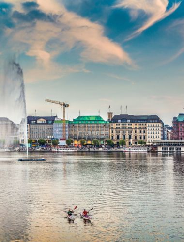 Vue panoramique du coucher de soleil sur Binnenalster (lac Alster intérieur) à Hambourg, en Allemagne