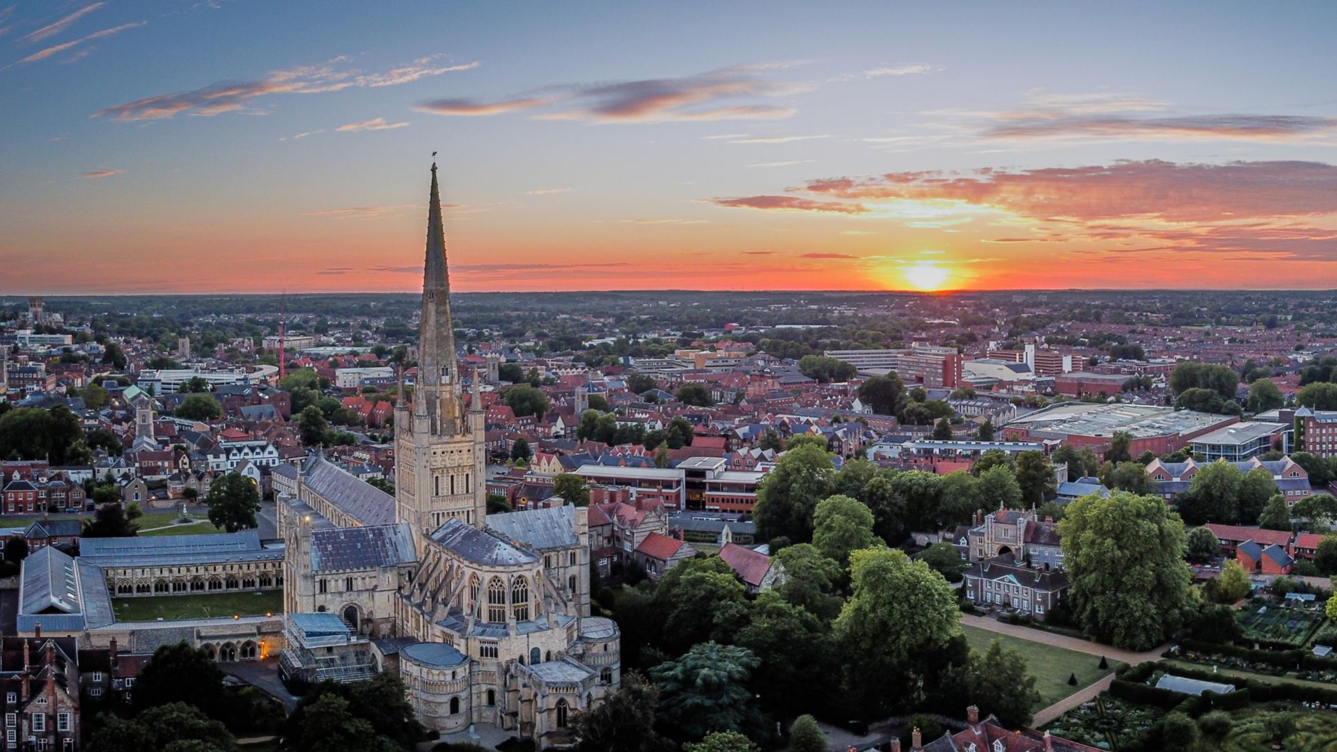 Puesta de sol de Norwich sobre la vista aérea de la ciudad