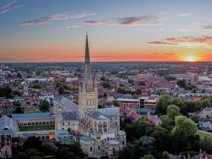 Coucher de soleil sur la ville vue aérienne