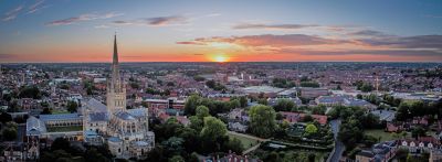 Norwichi päikeseloojang üle linna õhuvaate
