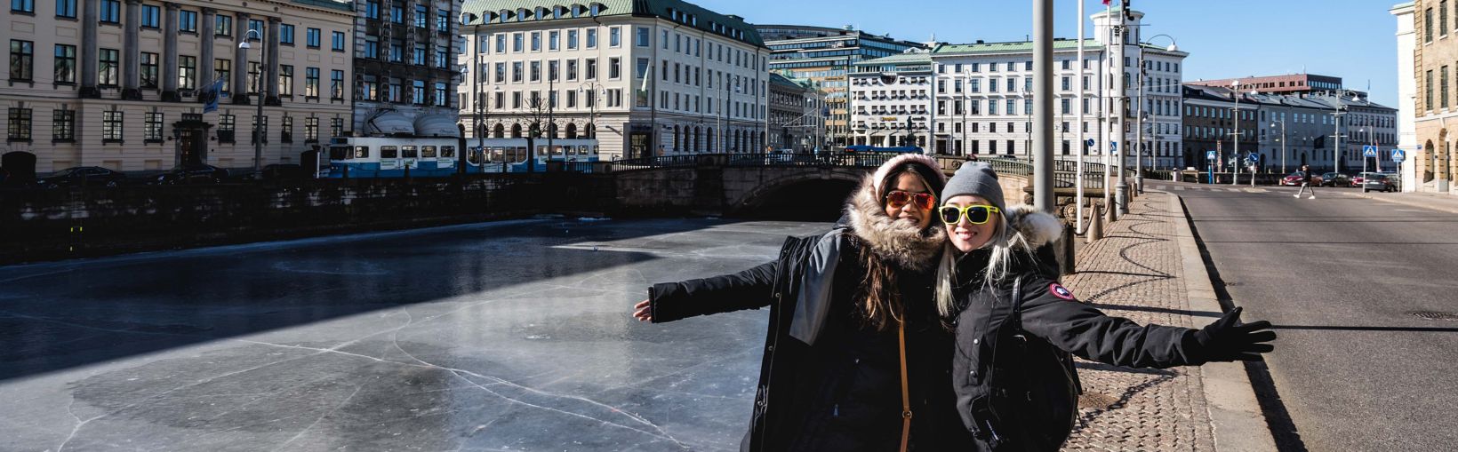 To kvinder poserer foran kanalerne i Göteborg