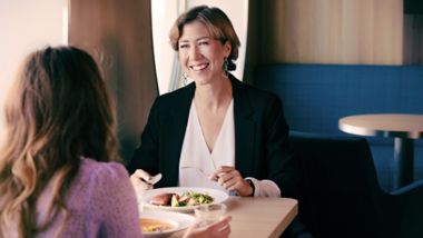 Kvinner nyter et måltid i restauranten om bord