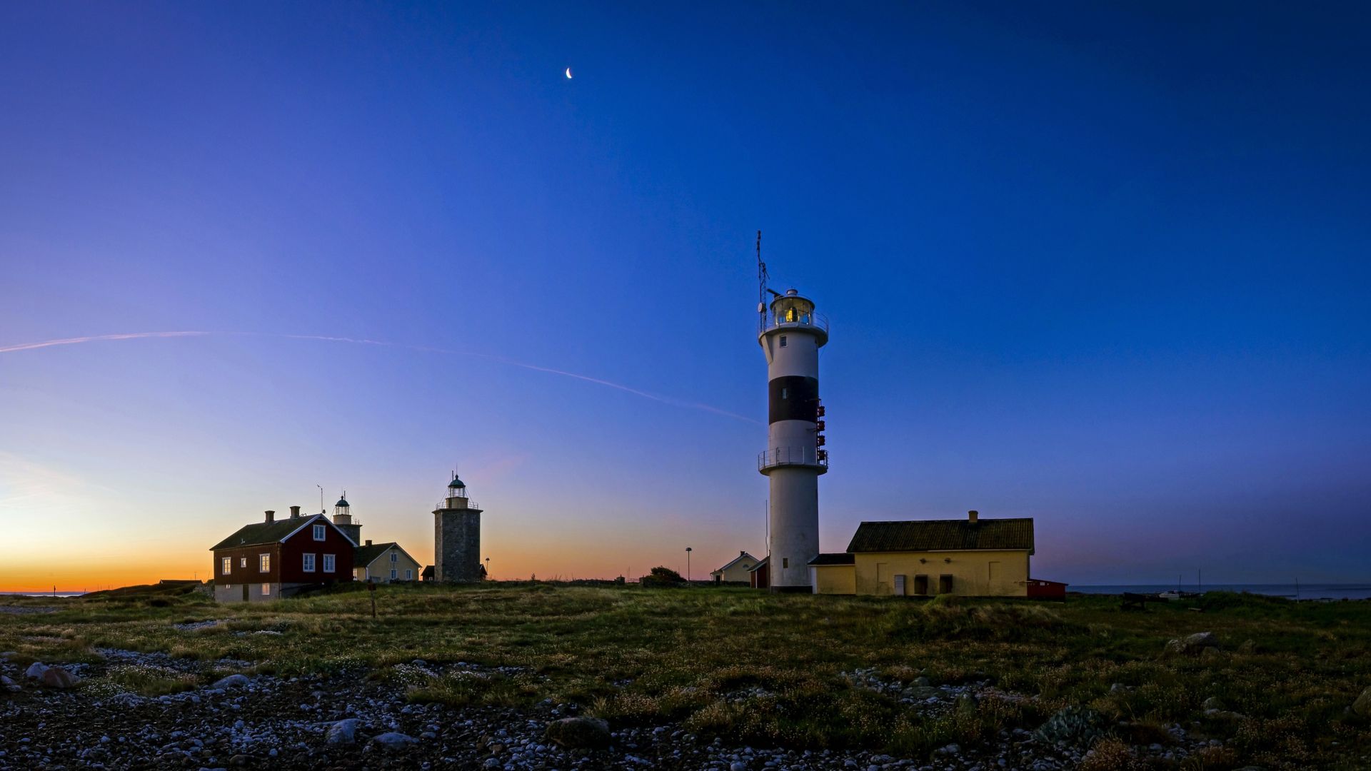 Phare sur la côte suédoise au coucher du soleil