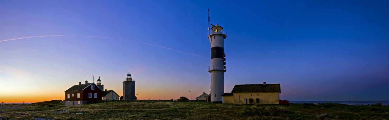 Phare sur la côte suédoise au coucher du soleil