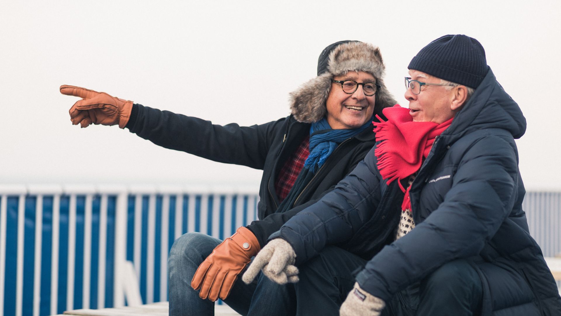 Dos personas mayores en un crucero de invierno en ferry