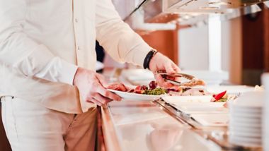 Mees Rootsi lauast toitu võtmas restoranis laeva pardal