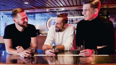 Skupina smějících se přátel si užívá drink na palubě trajektu Stena Line