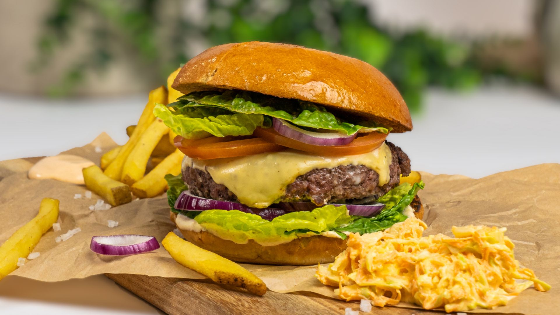 /content/dam/stenaline/en/images/food-and-beverage/meals/casual-dining/20240109_menu_beef-burger.png