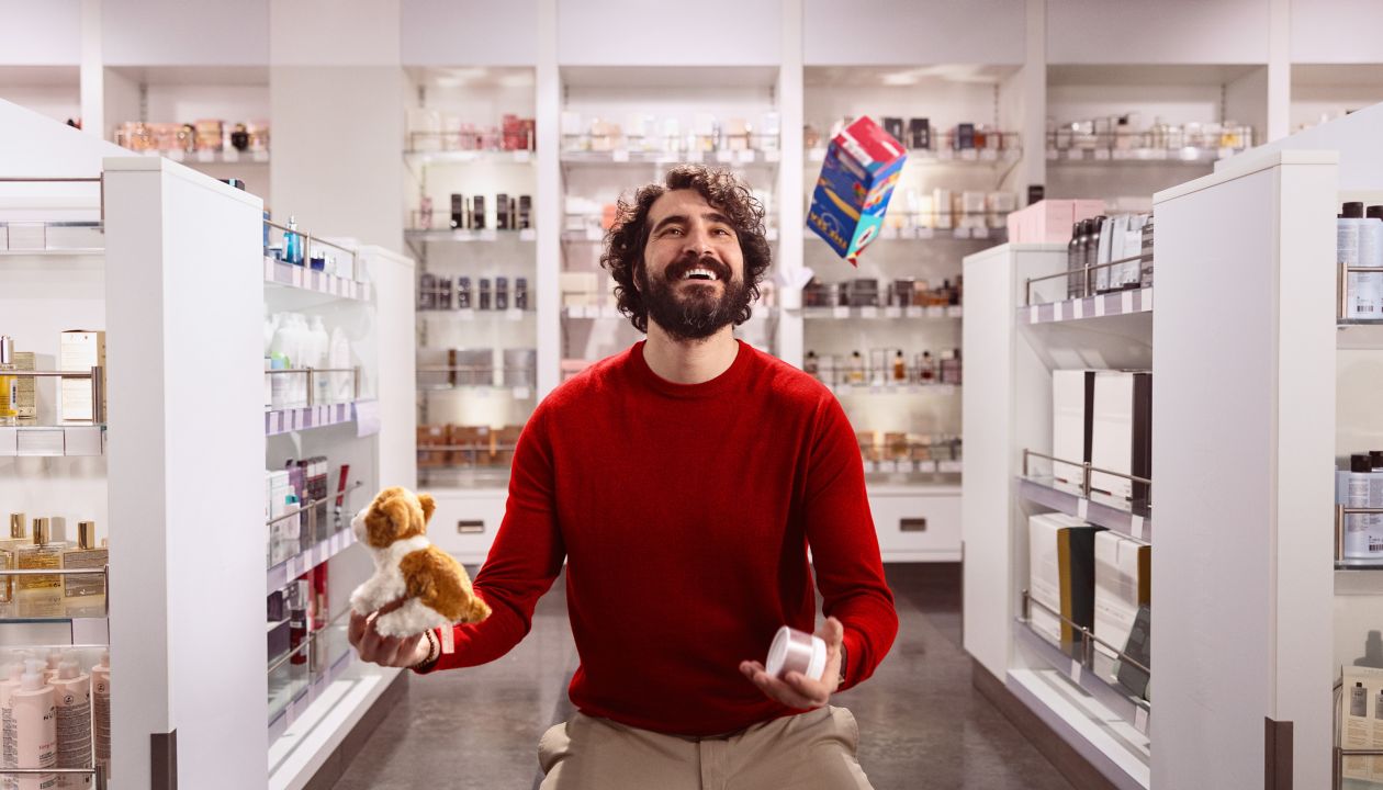 the Stena Line Way campaign - man juggling in the shopping