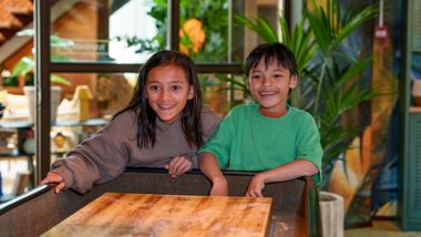 Två leende barn i The Social Lounge på Quality Hotel The Reef i Frederikshavn