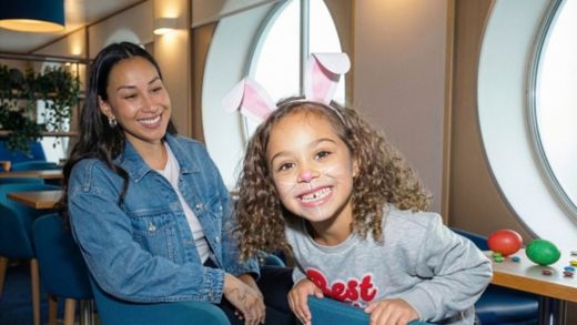 Mama i córka biorą udział w wielkanocnych atrakcjach na pokładzie promu Stena Line podczas rodzinnego rejsu wielkanocnego