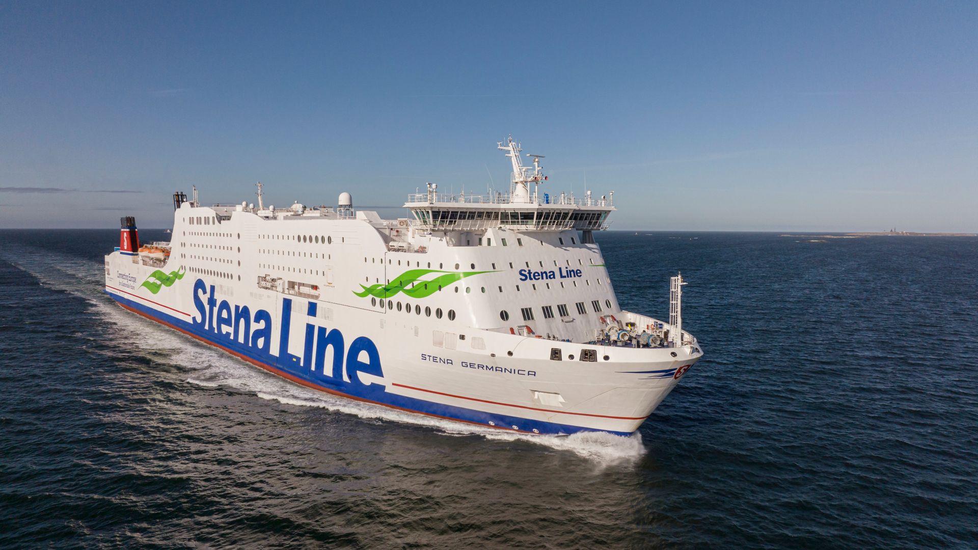 Stena Germanica auf See an einem sonnigen Tag.