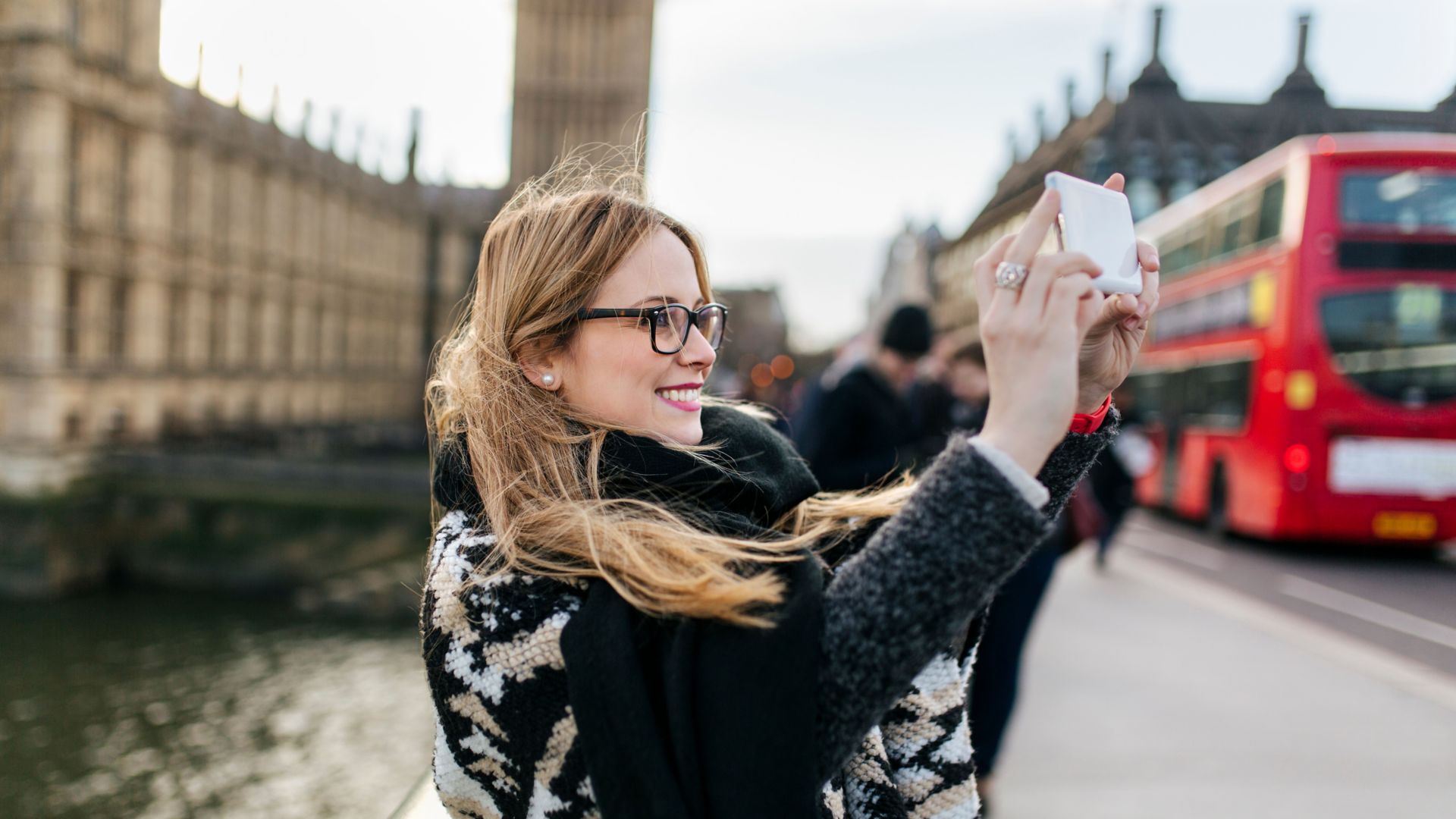 UK, Londen, jonge vrouw die een selfie maakt op Westminster Bridge