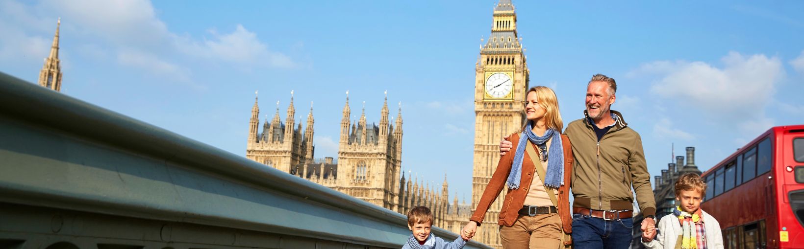 Familie die over Westminster Bridge Londen loopt