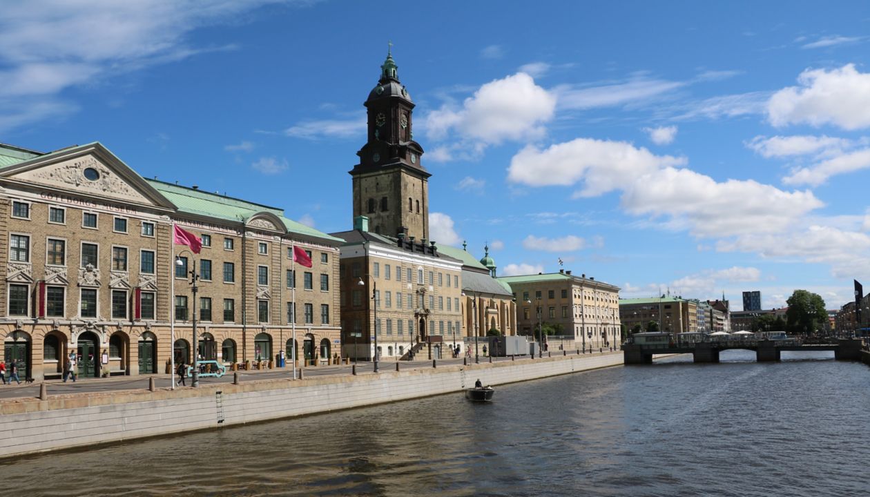 Stadsmuseum a Christinae Kyrka u velkého přístavního kanálu v Göteborgu, Švédsko 