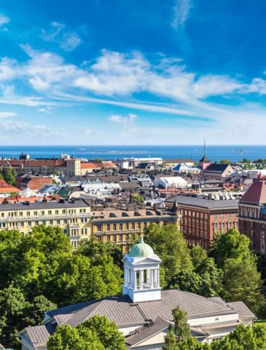 Panoramaflygfoto av Helsingfors i Finland på en vacker sommardag.