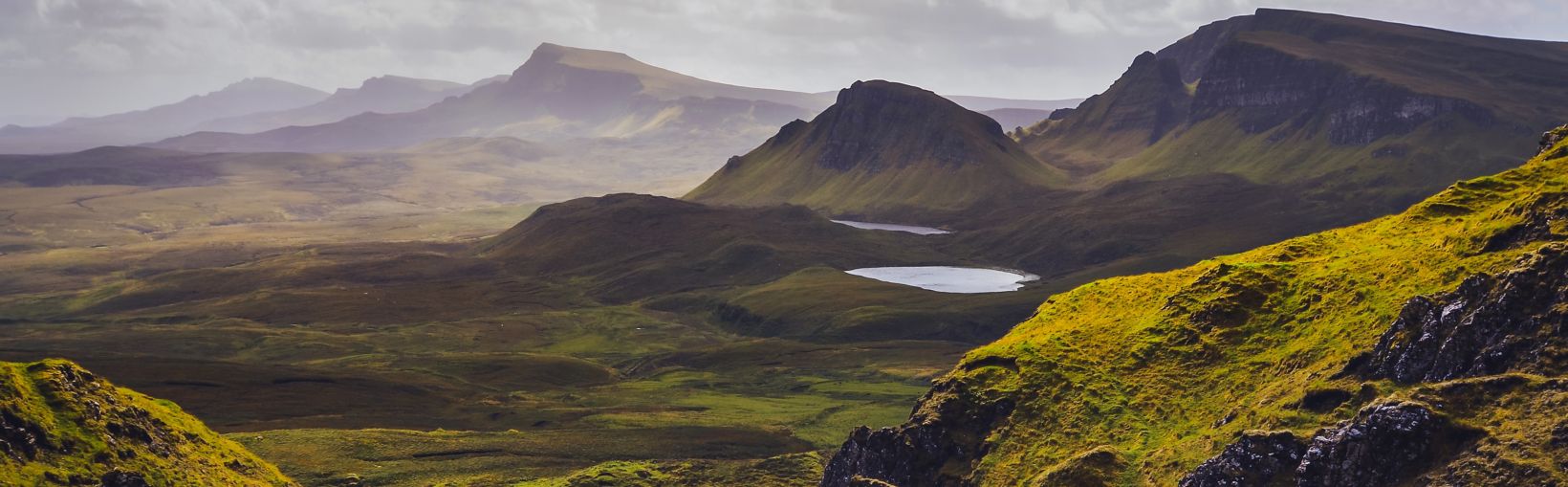 Landschaftsaufnahme des Quiraing-Passes auf der Isle of Skye, Schottische Highlands