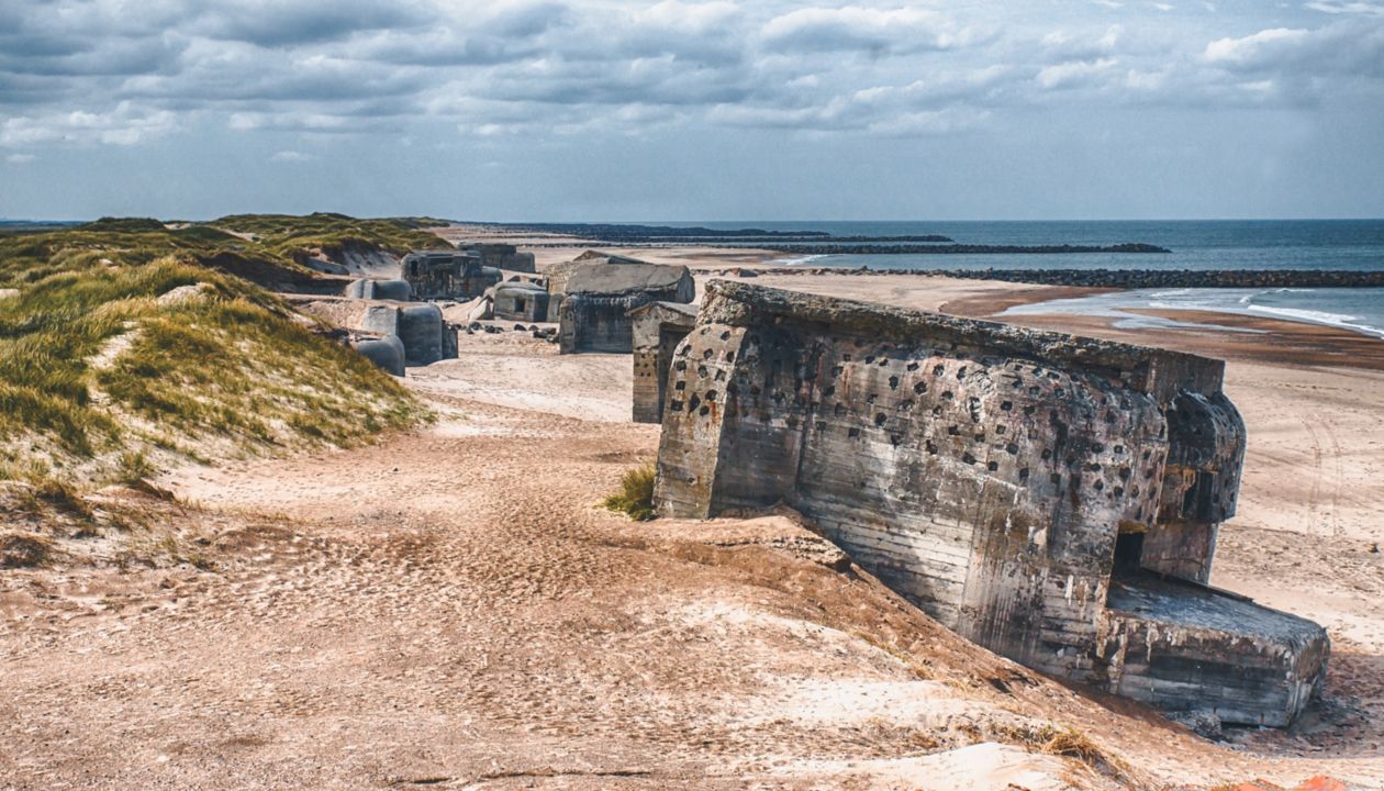 Urlaubsreise nach Veljby Klit,WestjÃ¼tland,DÃ¤nemark.
am Strand in Thyboron,mit Meer und Atlantikwall aus dem 2.WK