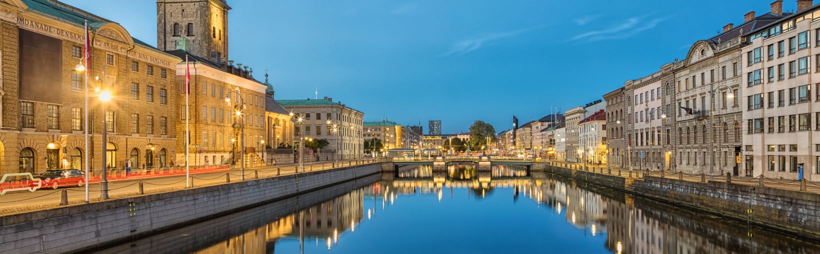 Stadtansicht mit Großem Hafenkanal und Deutscher Kirche (Christinenkirche) in der Abenddämmerung in Göteborg, Schweden