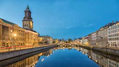 Pejzaż miejski z kanałem Big Harbor i niemieckim kościołem (Christinae Church) o zmierzchu w Göteborgu, Szwecja