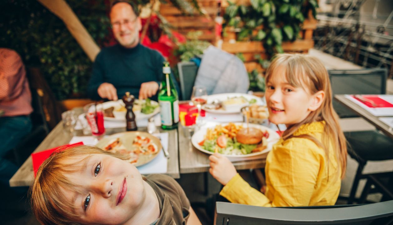 Gezin met kinderen in een restaurant