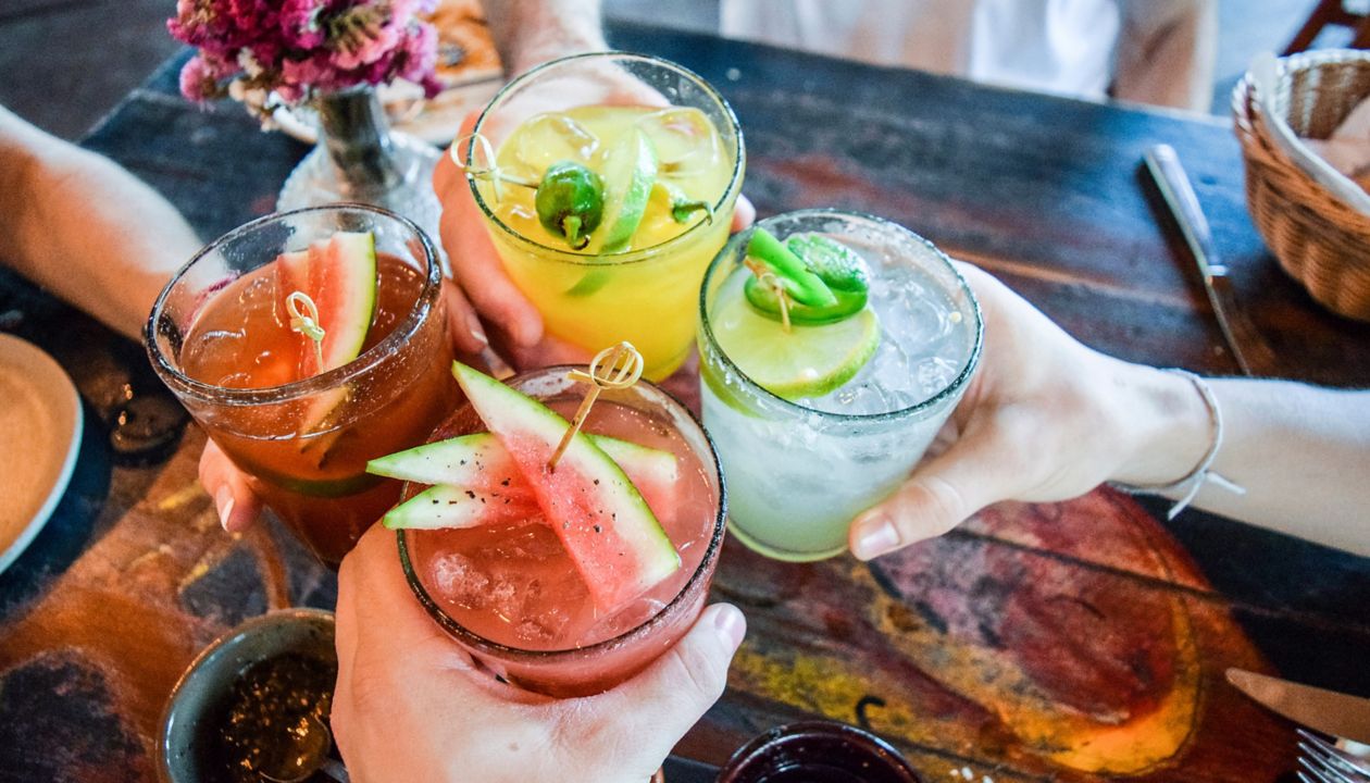 Freunde, die Cocktails trinken