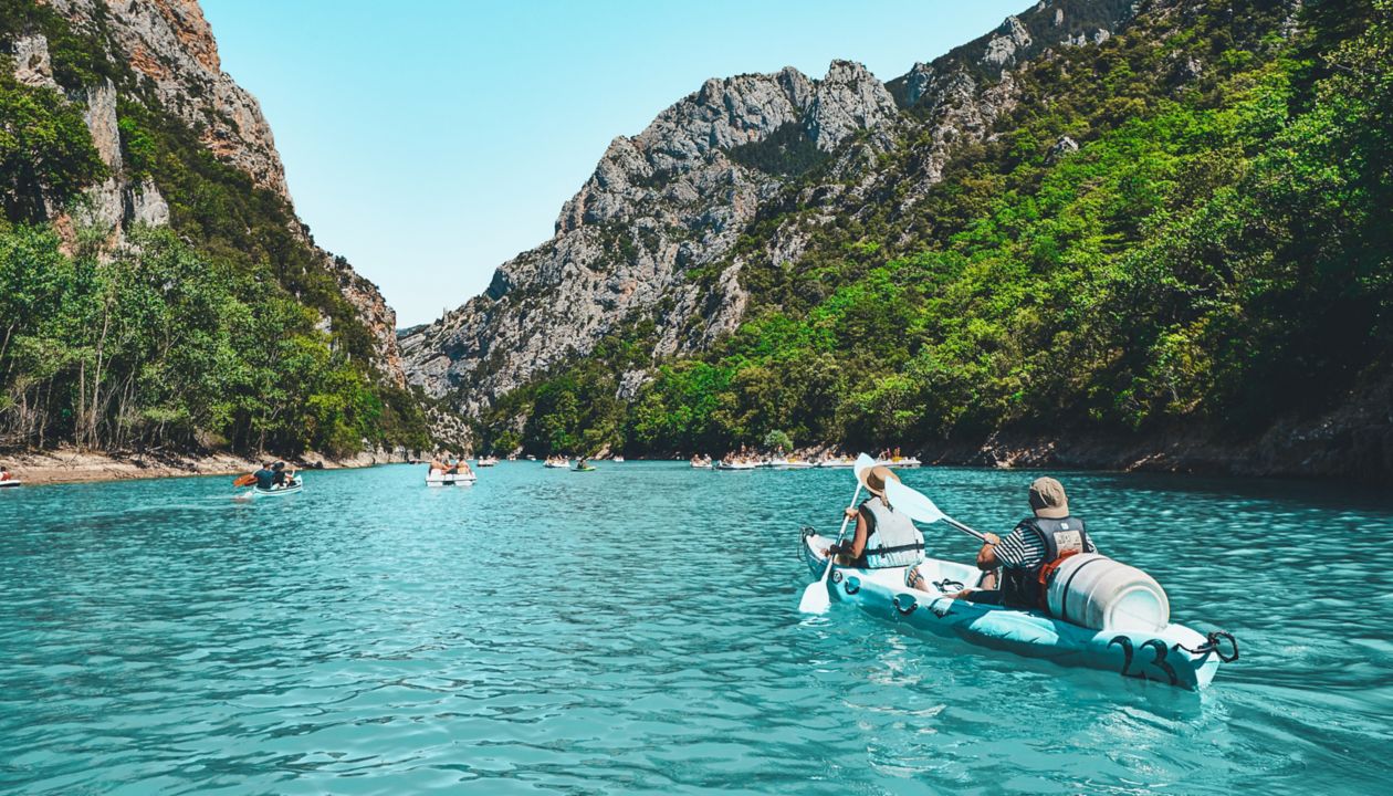 St Croix Lake, Les Gorges du Verdon with Tourists in kayaks, boats and paddle boats., Provence, France