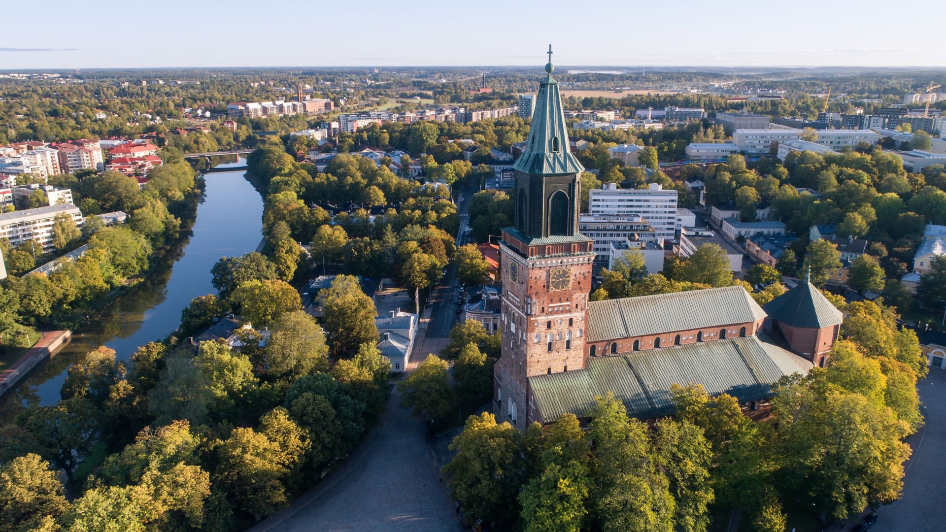 Panoramatický pohled na katedrálu v Turku v letní ráno