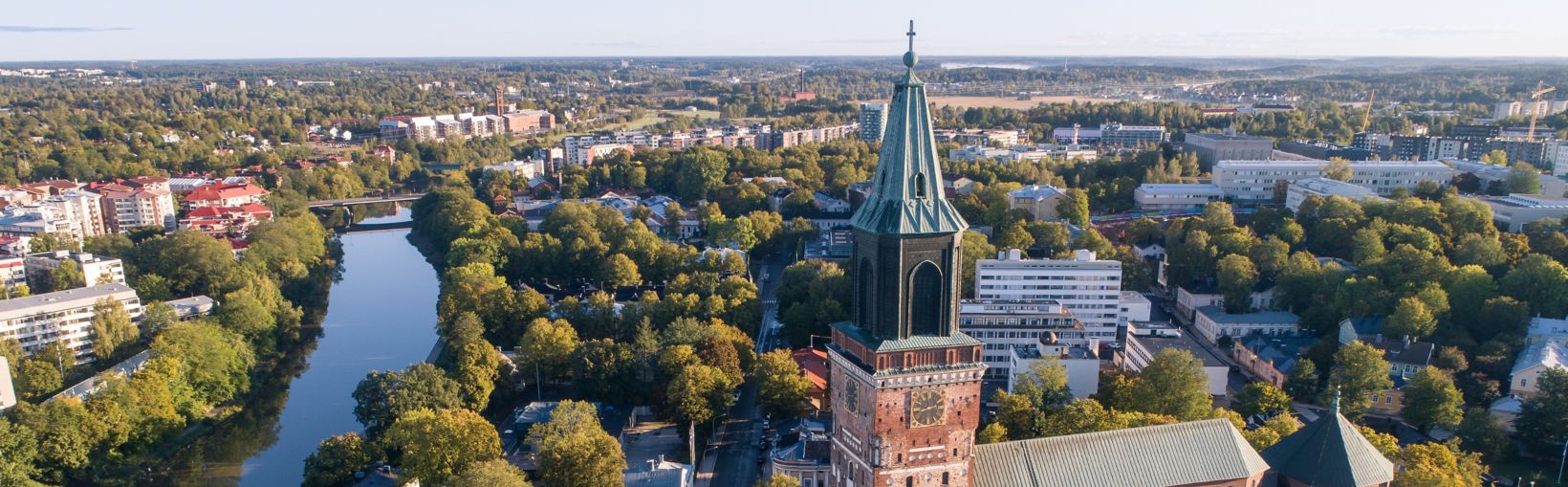 Flyfoto av Turku domkirke en sommermorgen