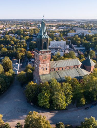 Luchtfoto van de kathedraal van Turku op een zomerochtend