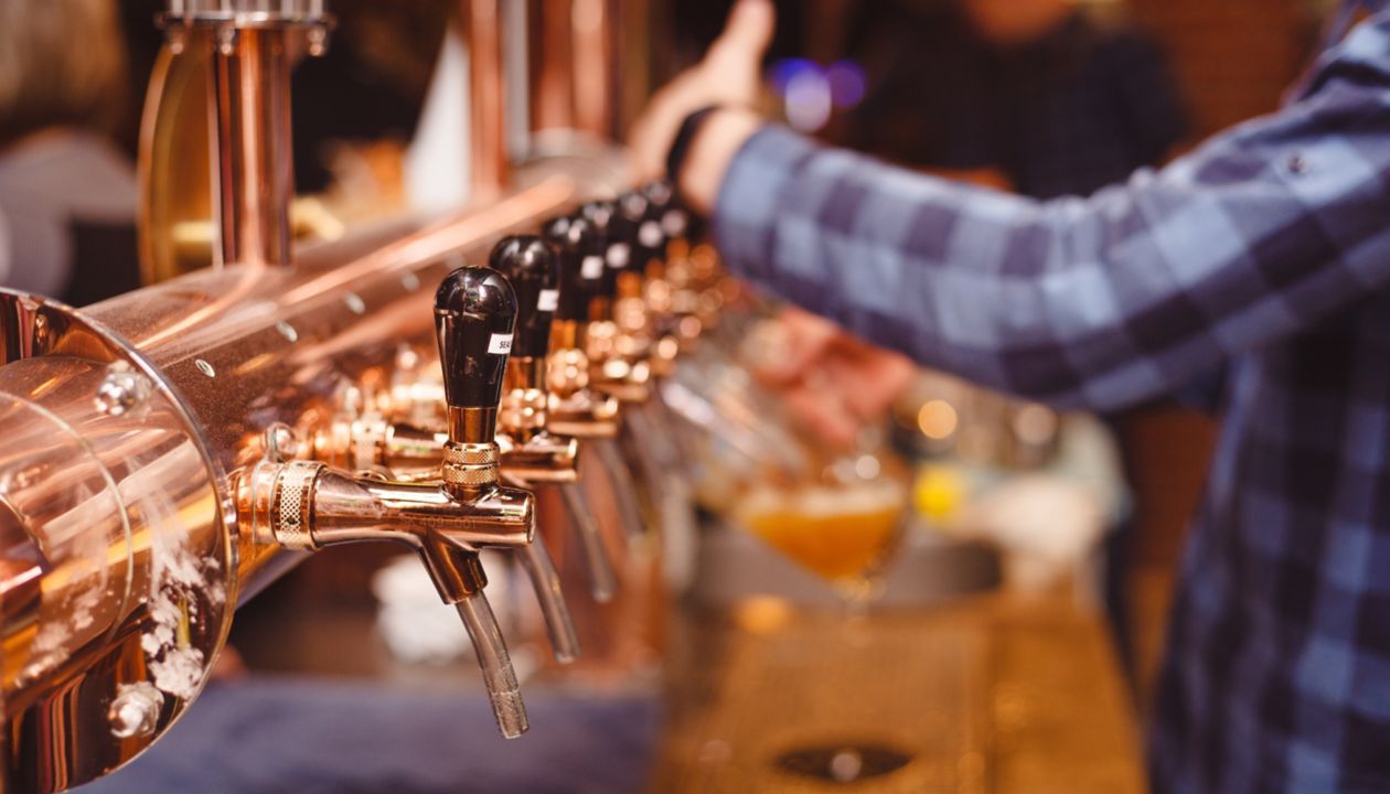 Primer plano de muchos grifos de cerveza en un bar