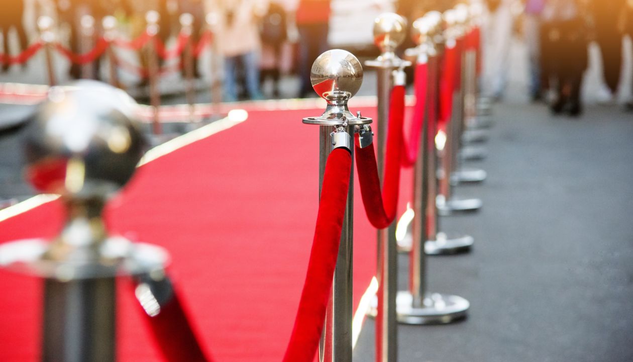 alfombra roja y catenaria en la entrada a una gala inaugural