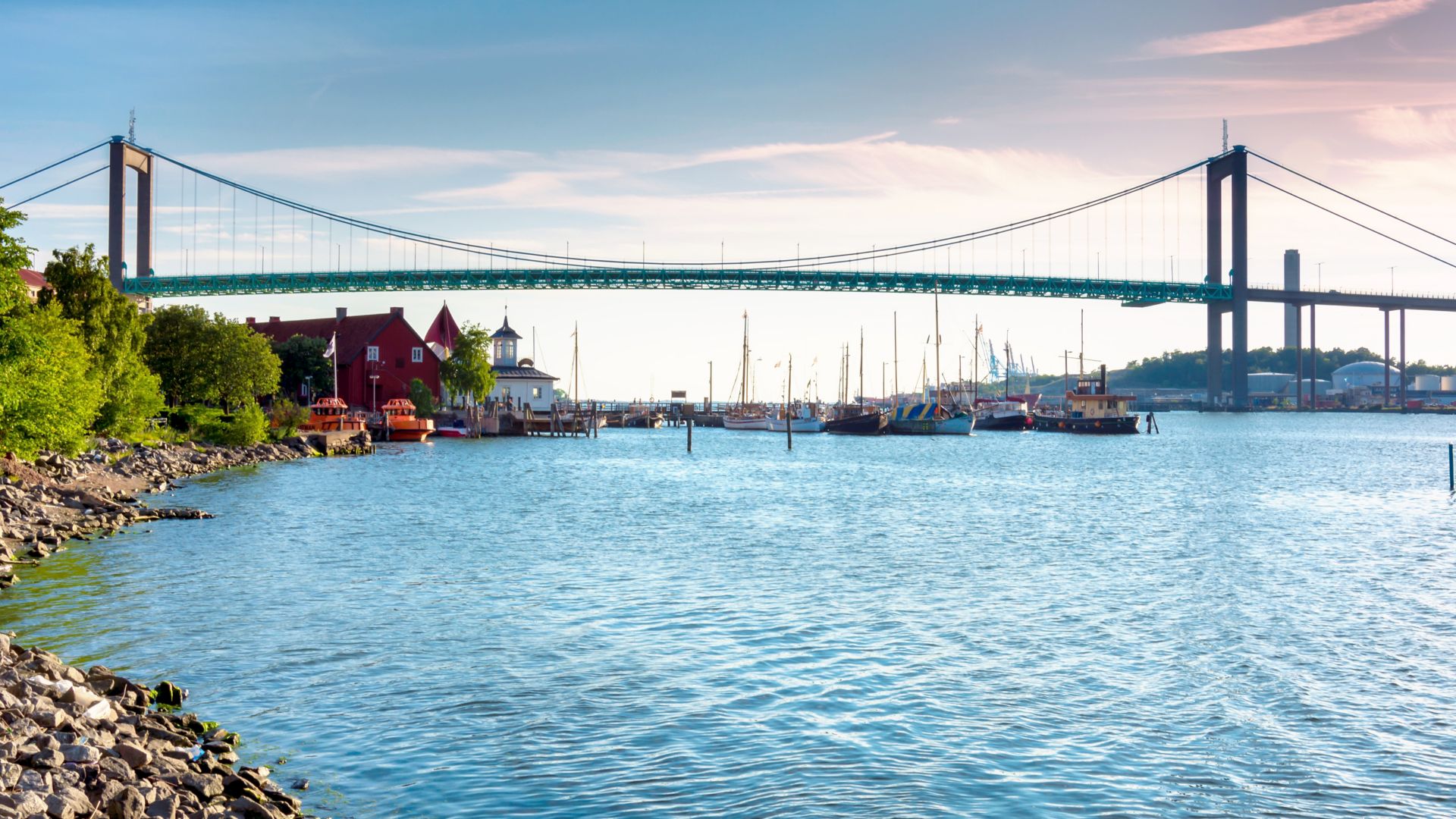 Kabamasis tiltas Geteborge, Švedijoje. Nuostabios saulėlydžio spalvos. 