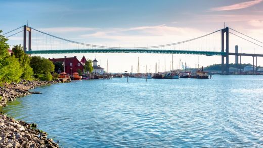 Pont suspendu à Göteborg, en Suède. Coucher de soleil créant de magnifiques couleurs. 