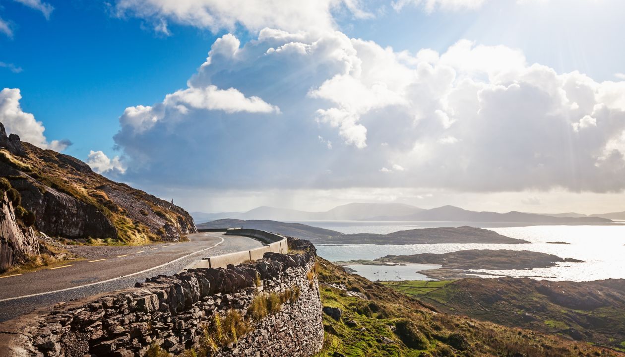 Landschaft von Bergstraße, Hügeln und Atlantischem Ozean. Ring of Kerry, Irland. Reiseziel