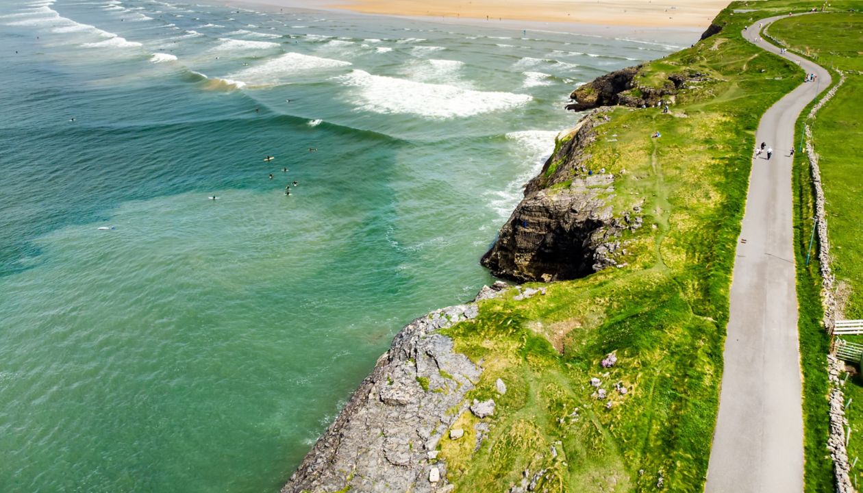 Spettacolare Tullan Strand, una delle rinomate spiagge per il surf del Donegal, incorniciata da uno sfondo panoramico fornito dalle montagne Sligo-Leitrim. Ampia spiaggia di sabbia piatta nella contea di Donegal, Irlanda.